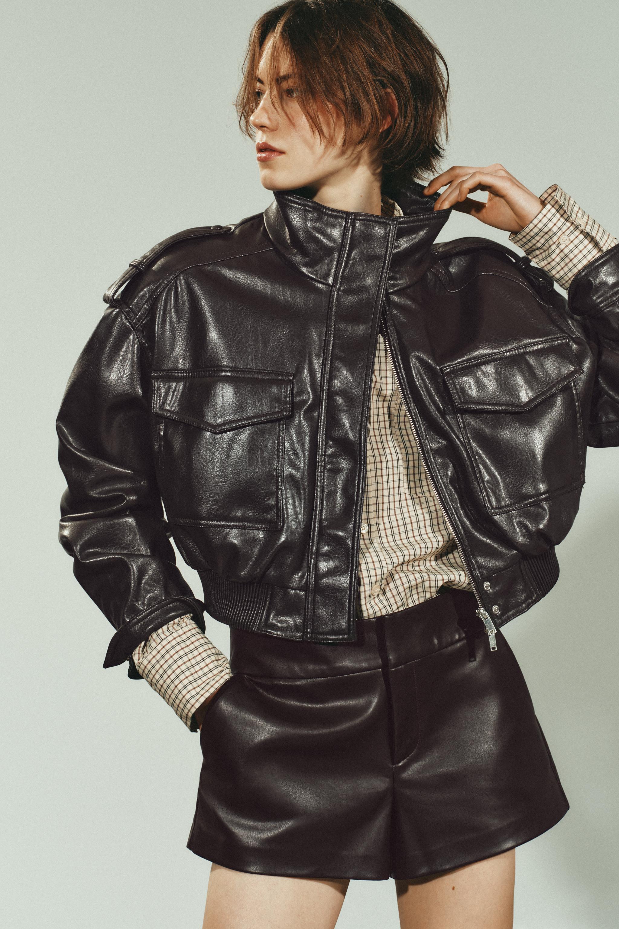 BLOUSON COURT MATIÈRE SYNTHÉTIQUE