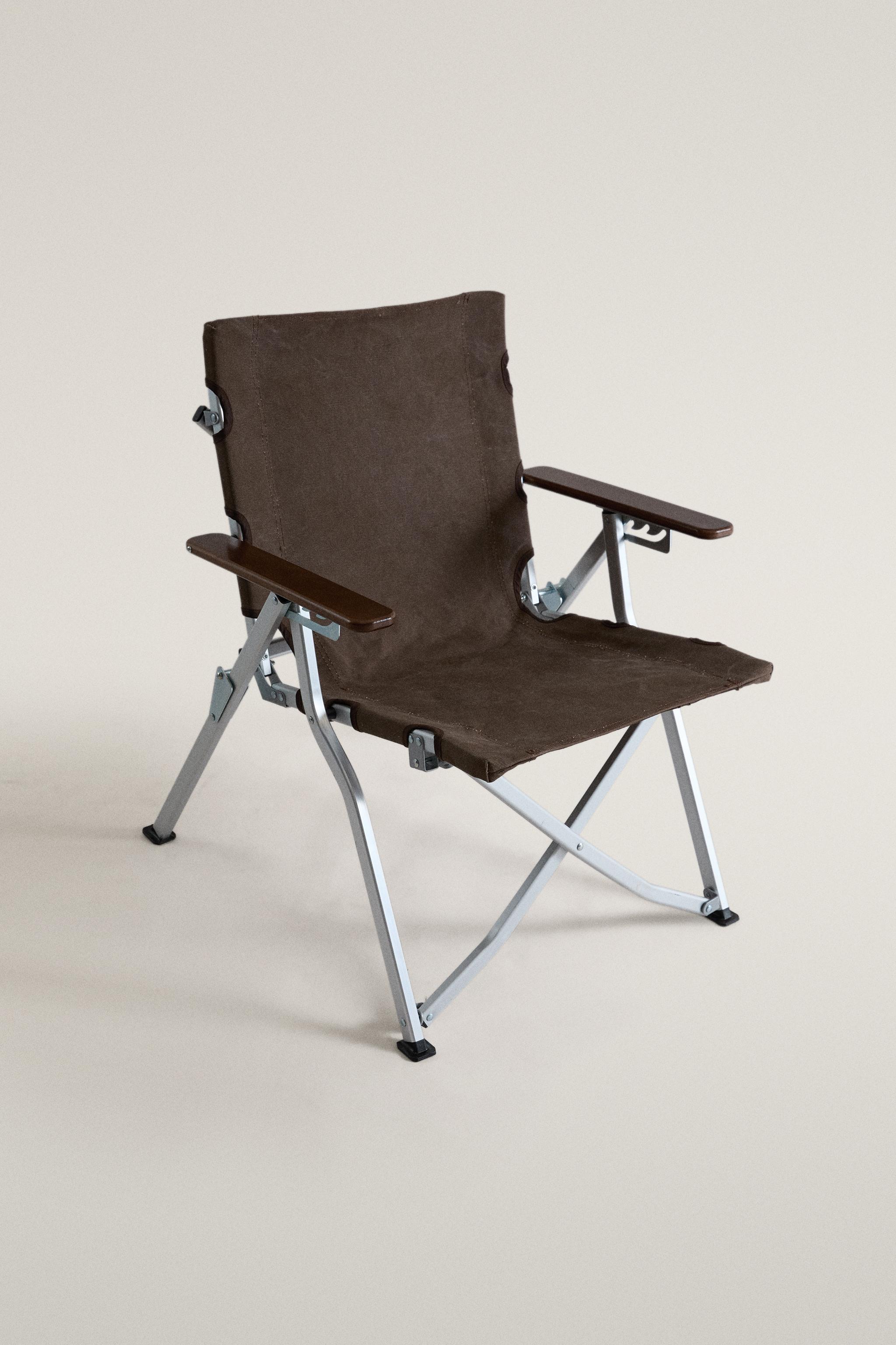 FOLDING CHAIR WITH ARMRESTS AND HANDLE