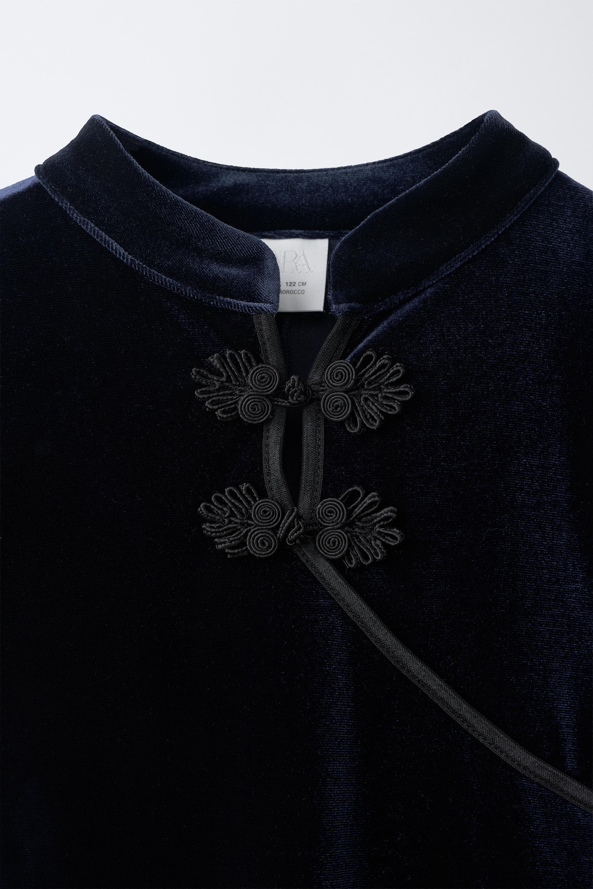 ROBE EN VELOURS À BRANDEBOURGS