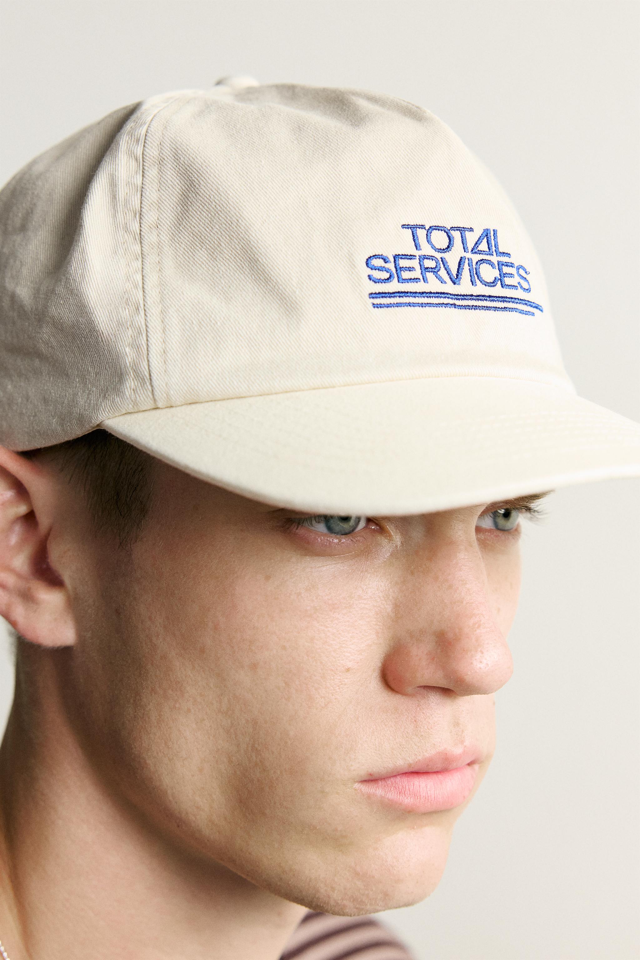 CASQUETTE À INSCRIPTION BRODÉE CONTRASTÉE