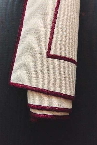 مفرش قطن بإطار - عنابي الخاص بـ Zara