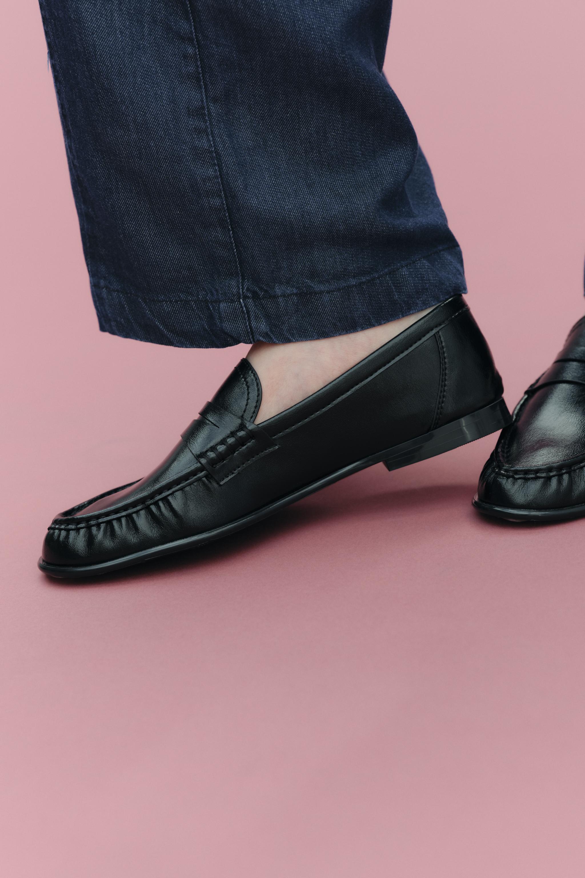 ギャザー入りソフトモカシン - ブラック | ZARA Japan / 日本