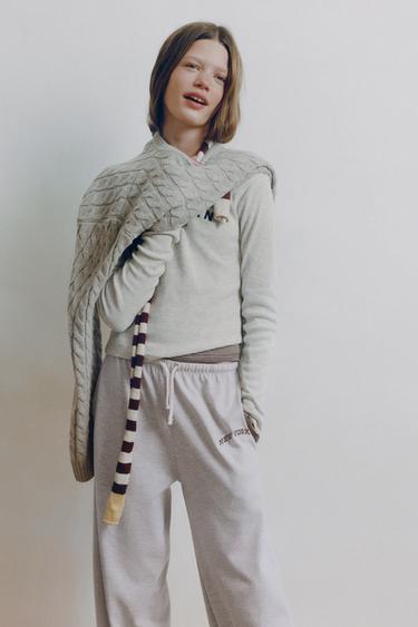 بنطلون JOGGER مطبوع - رمادي فيجوريه الخاص بـ Zara