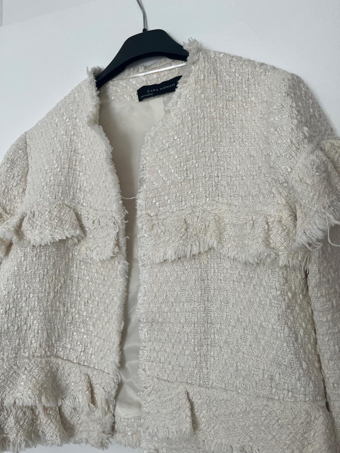 VESTE COURTE À VOLANTS BEIGE. - Image 3