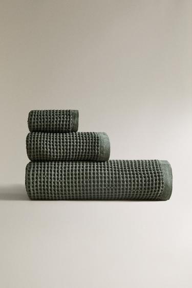 WAFFLE-KNIT COTTON BATH TOWEL - Dark green by Zara