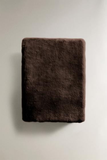 بطانية من الفرو الاصطناعي - بني داكن الخاص بـ Zara