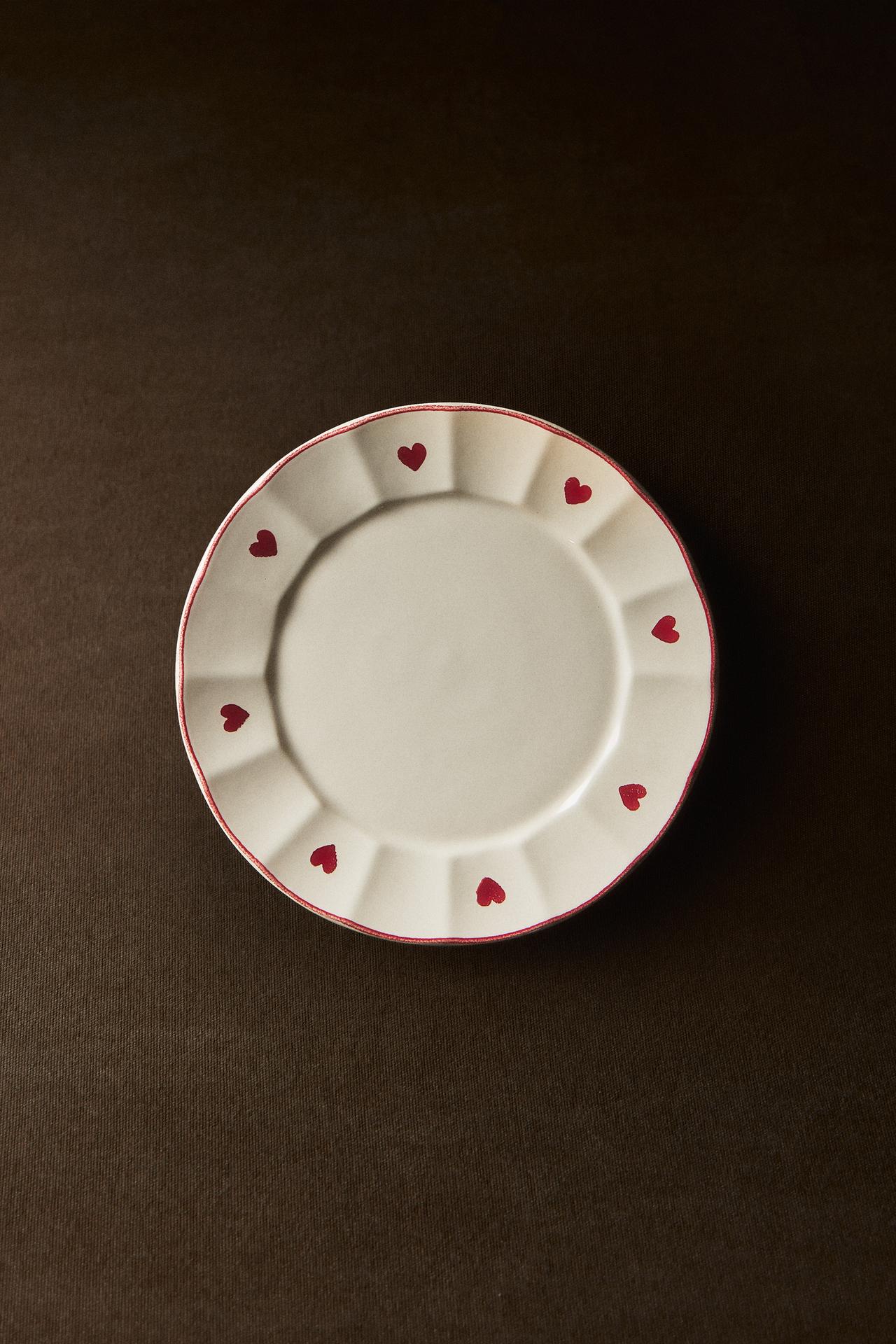 CHRISTMAS HEARTS DESSERT PLATE — White / Red