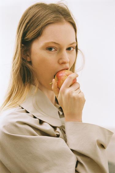 VESTE COURTE GABARDINE À PLIS - Beige de Zara - Image 2