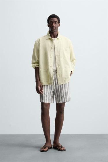 מכנסי ברמודה בגזרת REGULAR FIT עם טקסטורה - רצועות של Zara