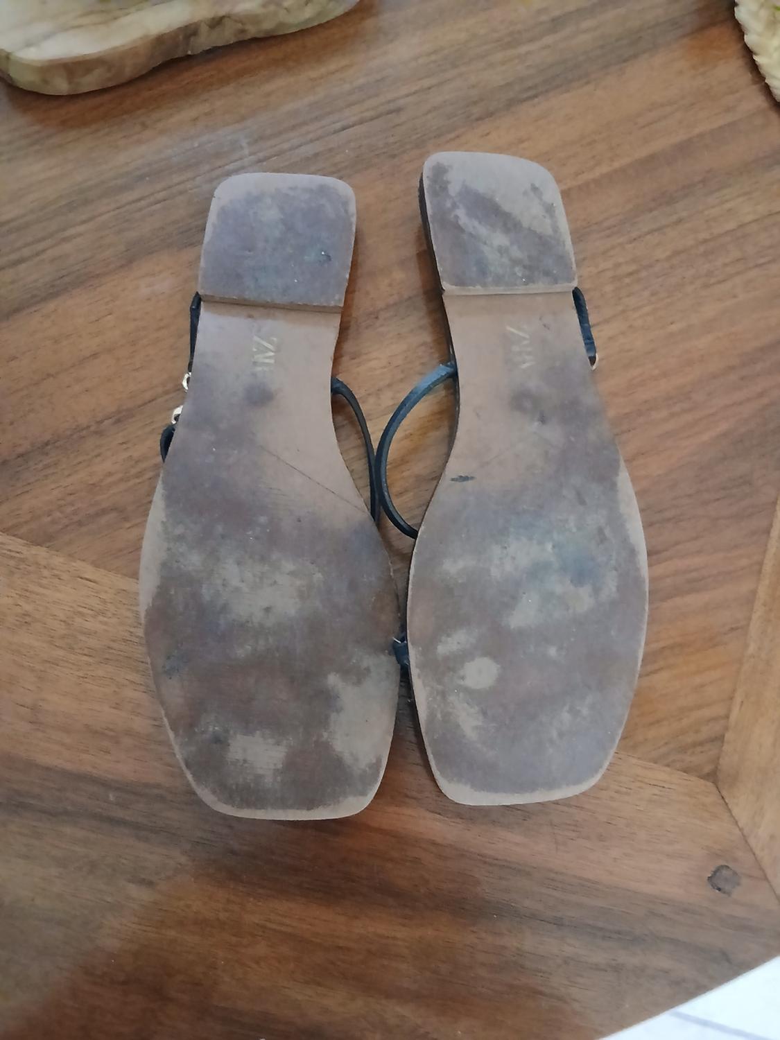 FLAT LEATHER SANDALS WITH CHAIN TRIM - Image 3