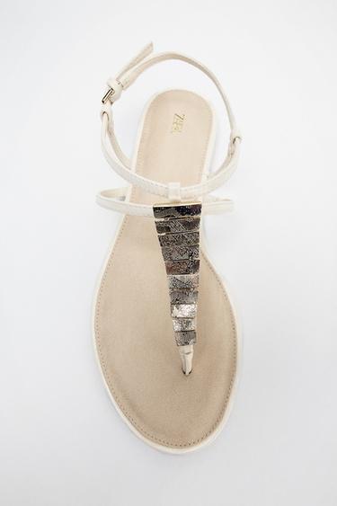 صندل مسطح بتطبيقات معدنية - أبيض صدفي by Zara