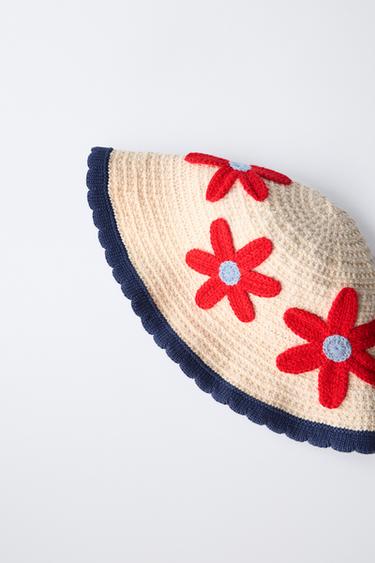 BONNET EN MAILLE CROCHET FLEURS - Écru / Rouge de Zara - Image 1