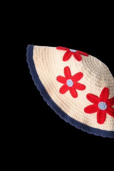 1-6 JAHRE/ STRICKMÜTZE MIT GEHÄKELTEN BLUMEN - Cremefarben / Rot von Zara