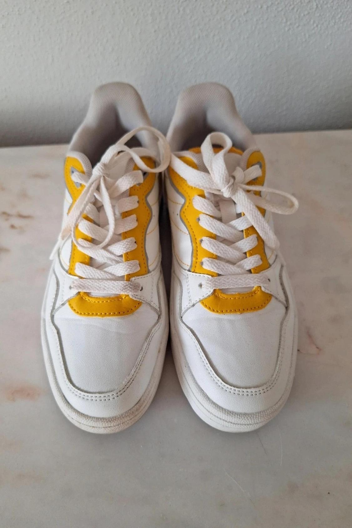 CONTRAST COLOURED TRAINERS