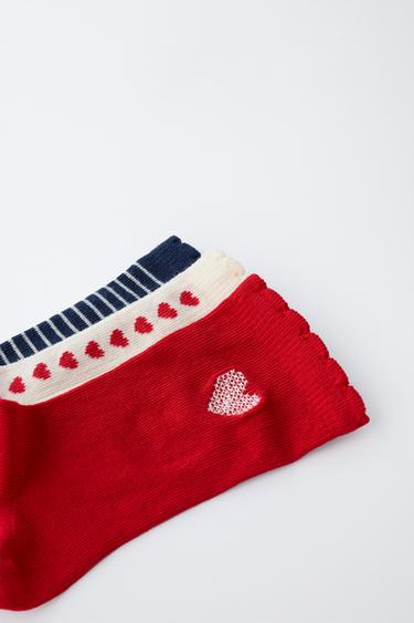 LOT DE TROIS CHAUSSETTES À RAYURES ET CŒURS - Rouge de Zara - Image 1