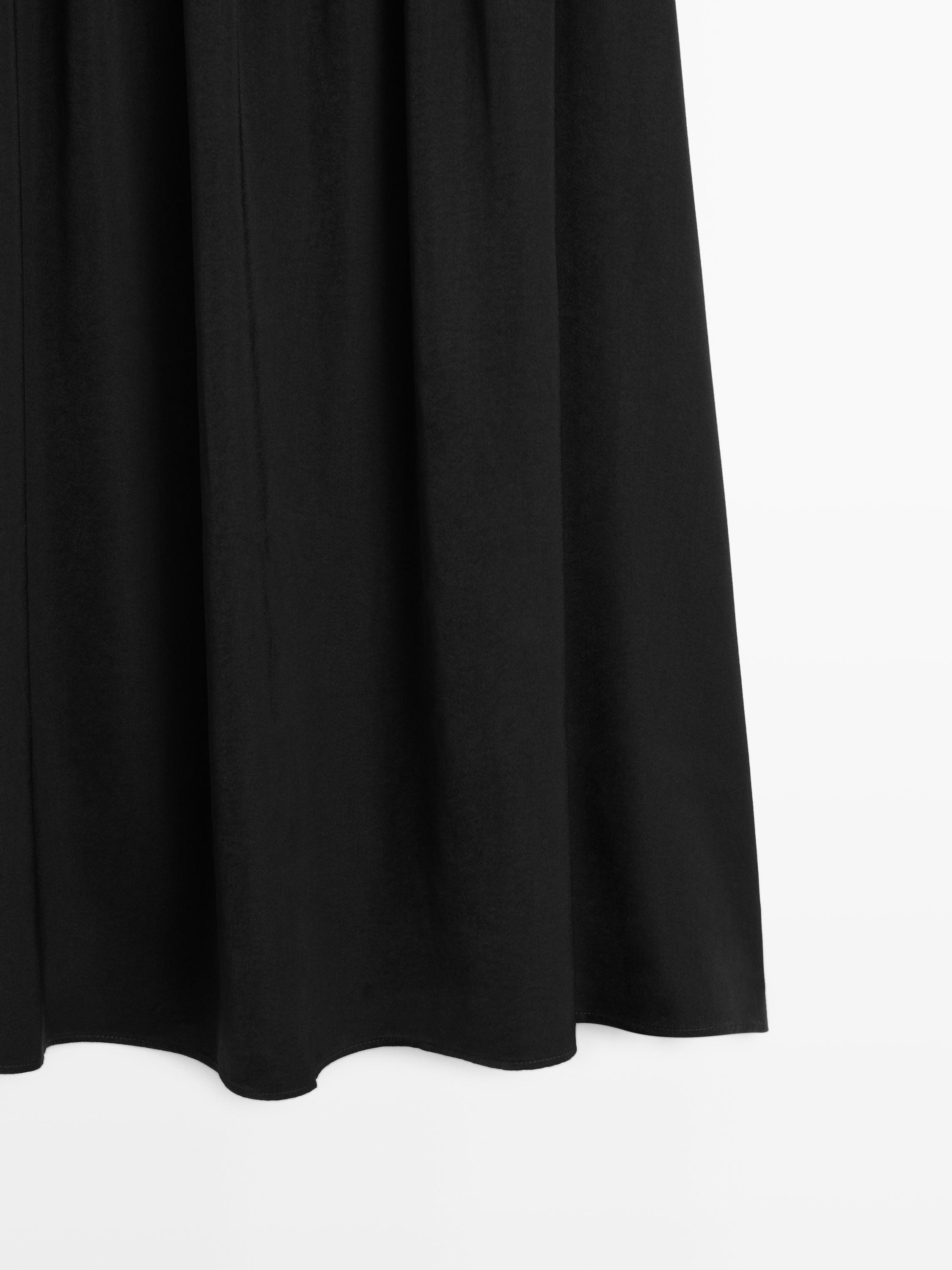 Flowing contrast midi skirt