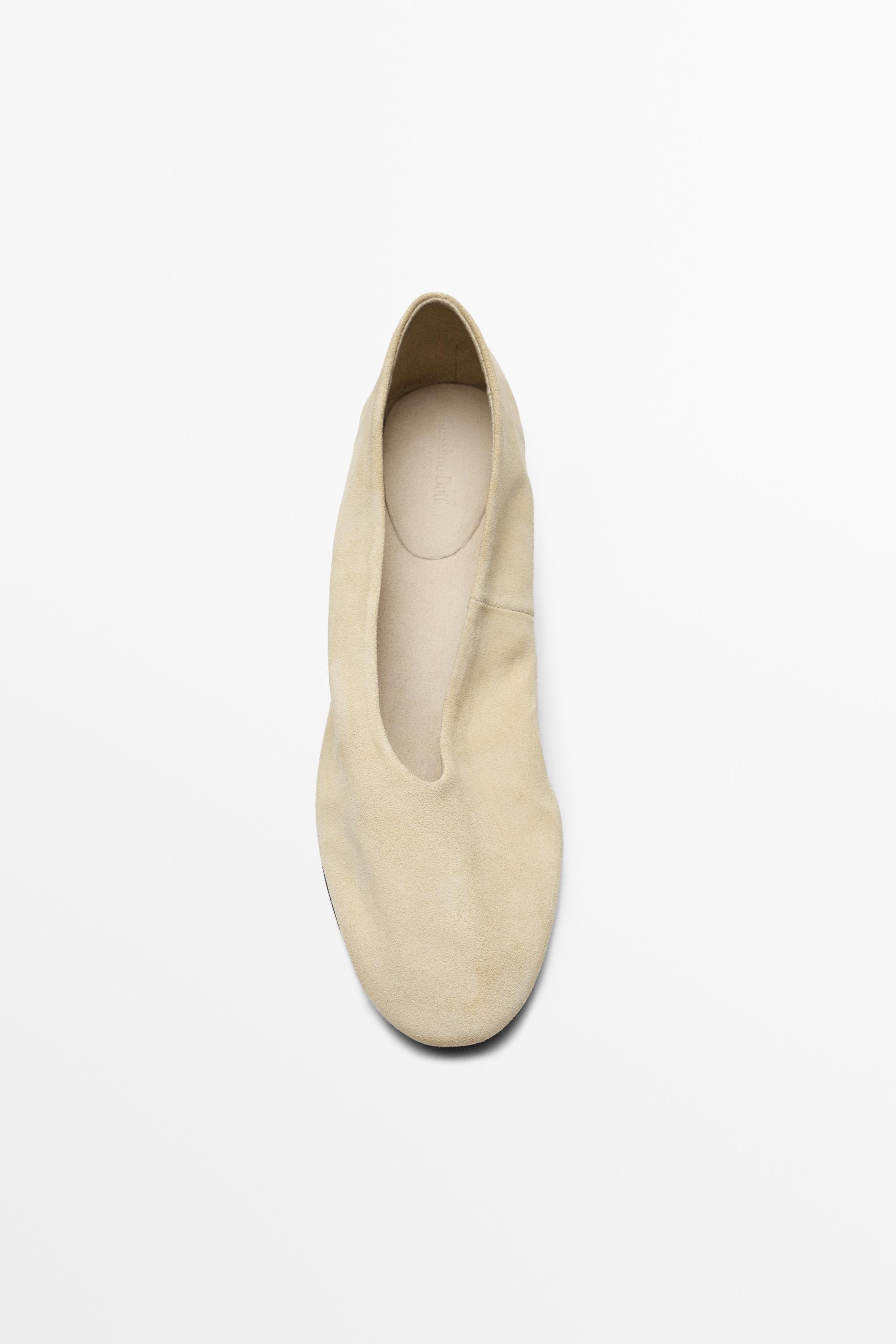 Chaussure à talon en croûte de cuir