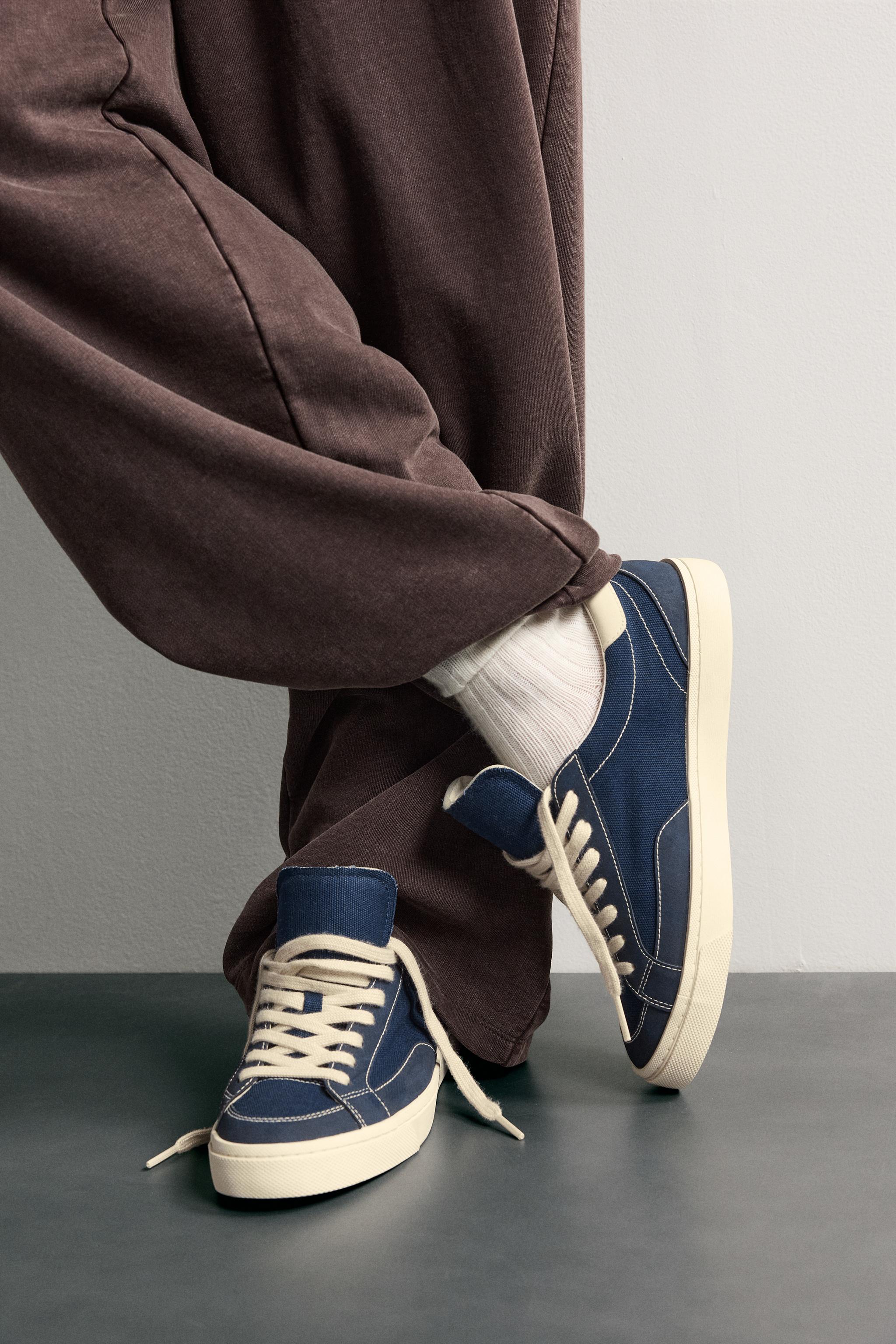RETRO-STYLE SNEAKERS