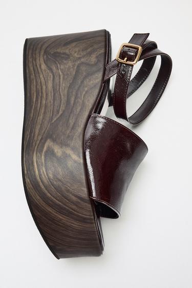SANDALIA PLATAFORMA - Marrón de Zara