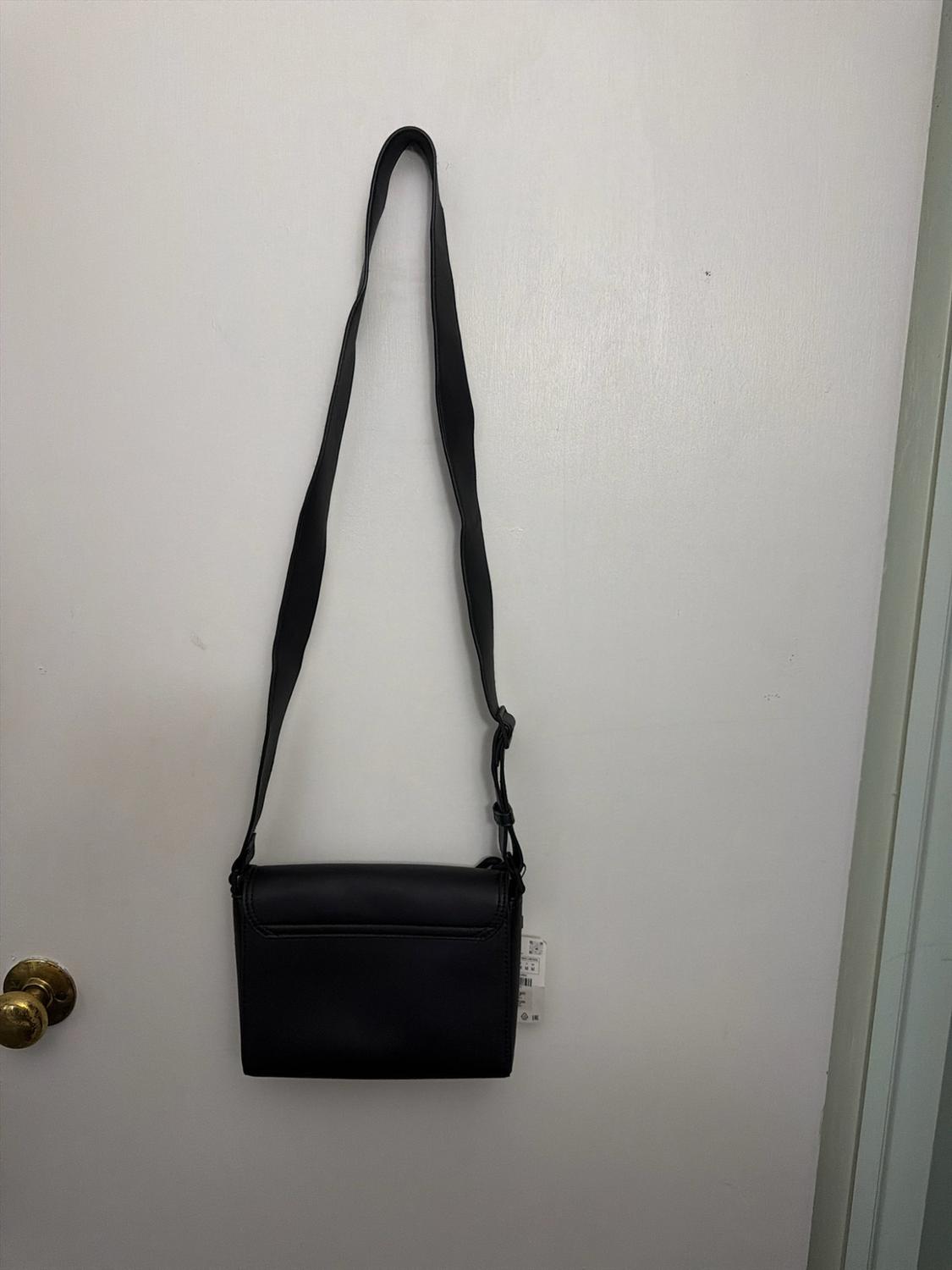 RUBBERIZED CHAIN CROSSBODY BAG - Image 2