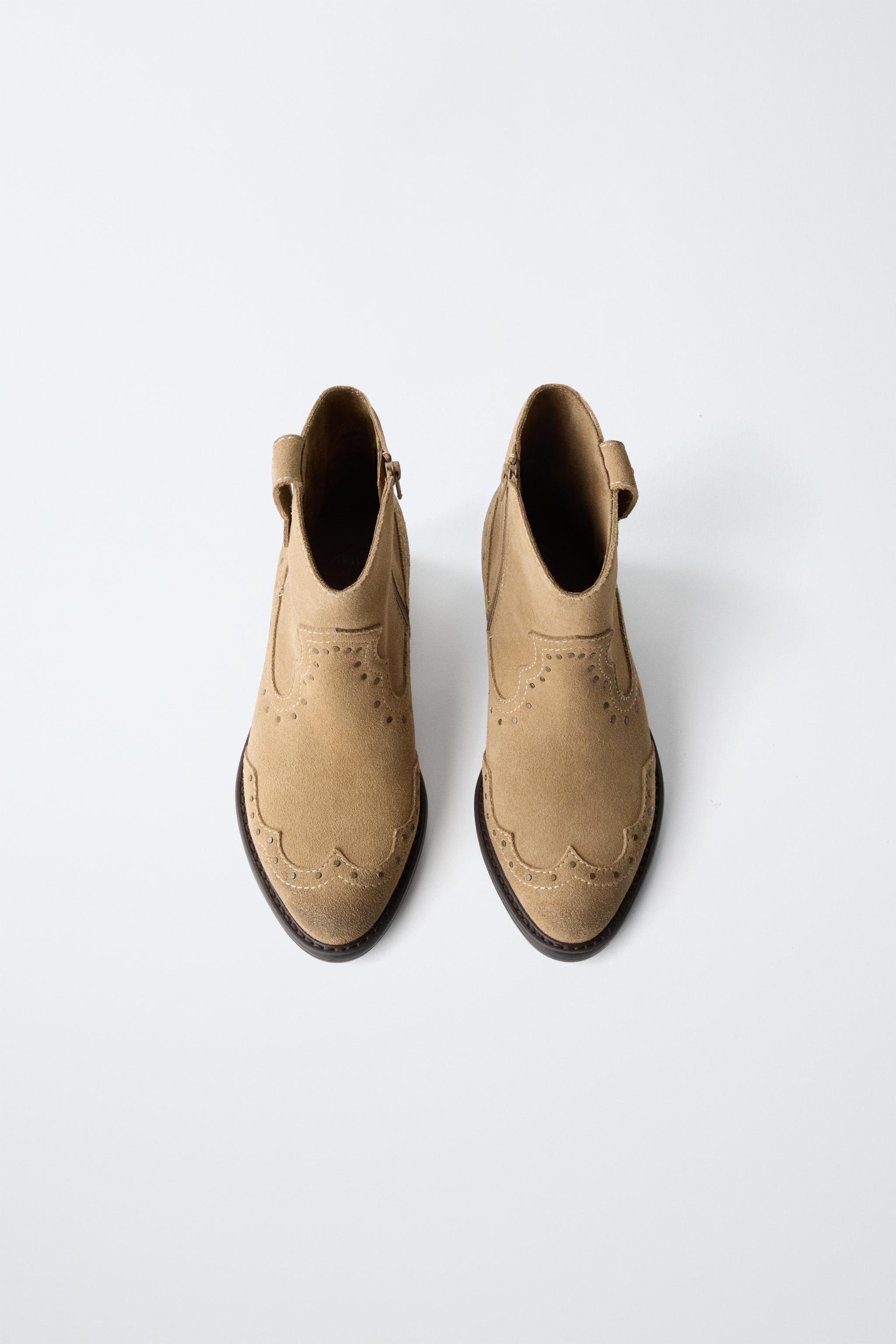 BOTTINES EN CUIR AVEC CLOUS