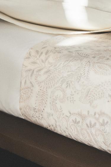 OBERLAKEN AUS SATIN MIT PAISLEY-MUSTER - Beige von Zara