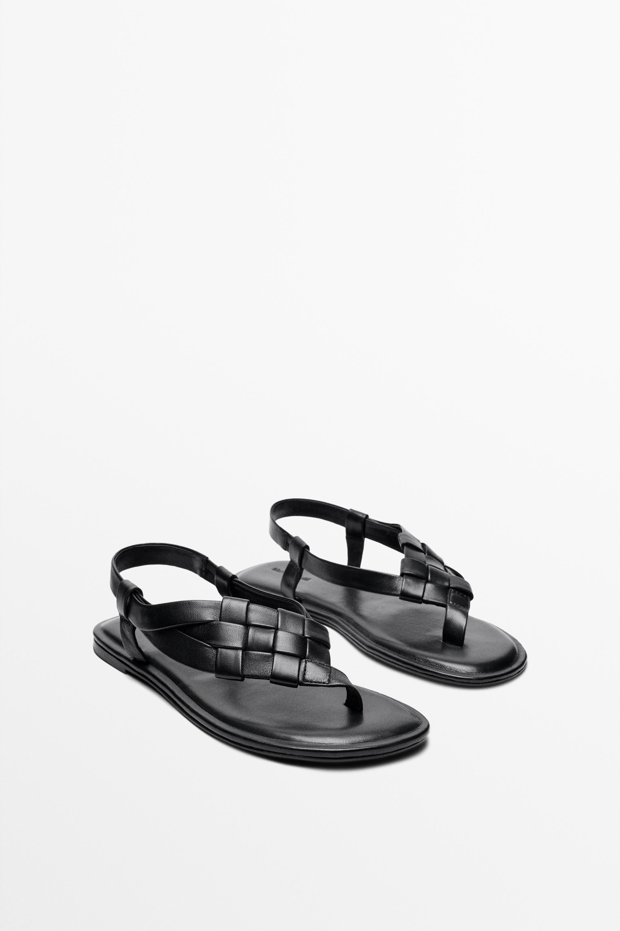Sandale plate en cuir tressé