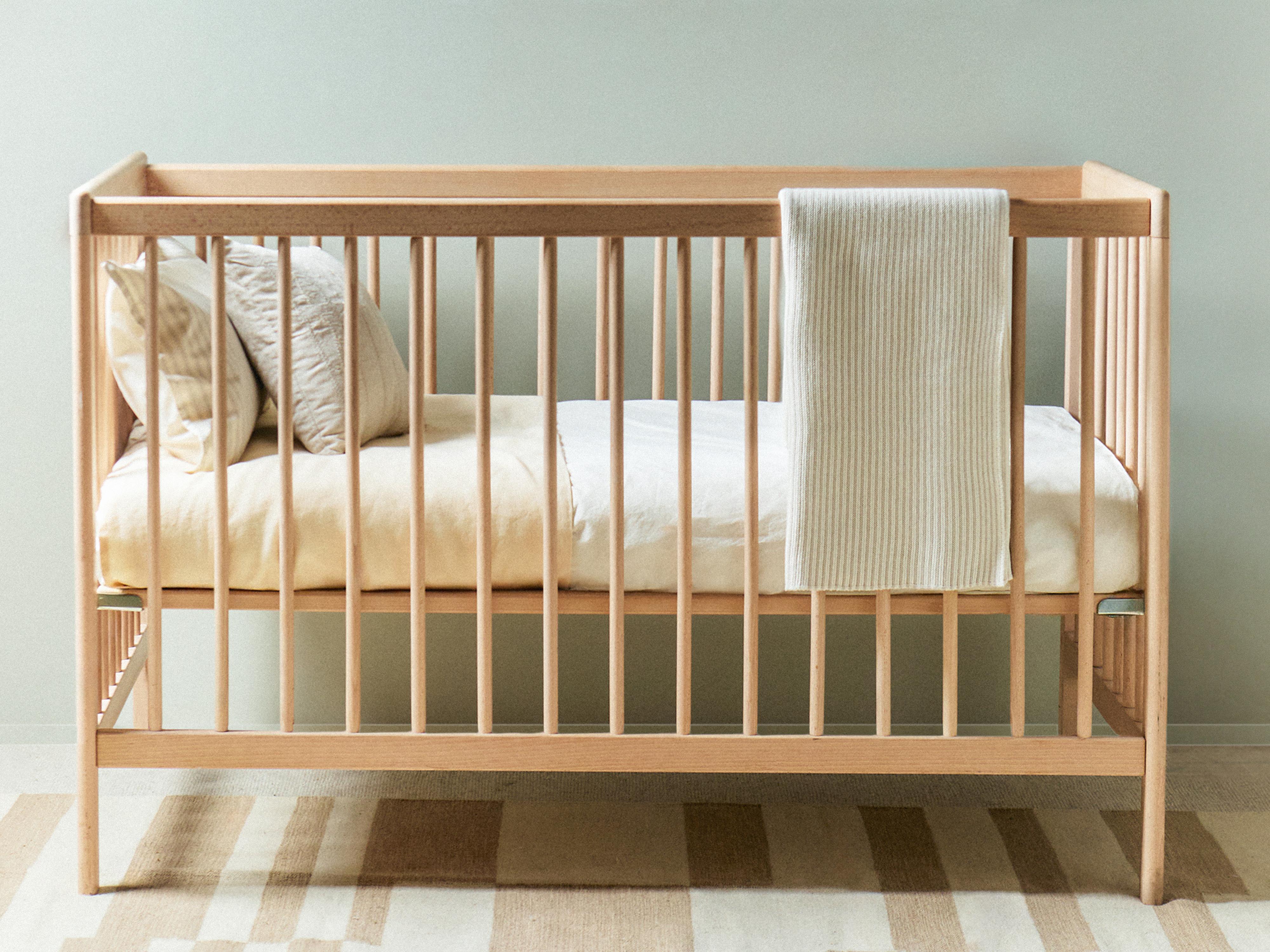 CLASSIC WOODEN COT — Light beige
