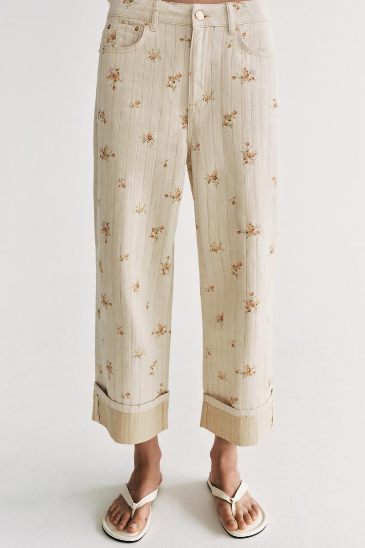 JEANS DE TIRO MEDIO Y CORTE AFINADO CON FLORES 2