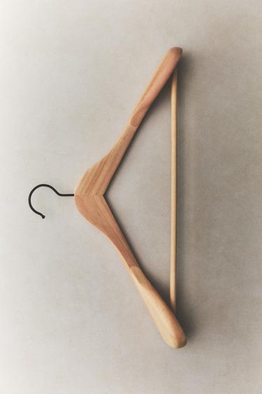 Zara DRVENA VEŠALICA ZA JAKNE – svetlobež