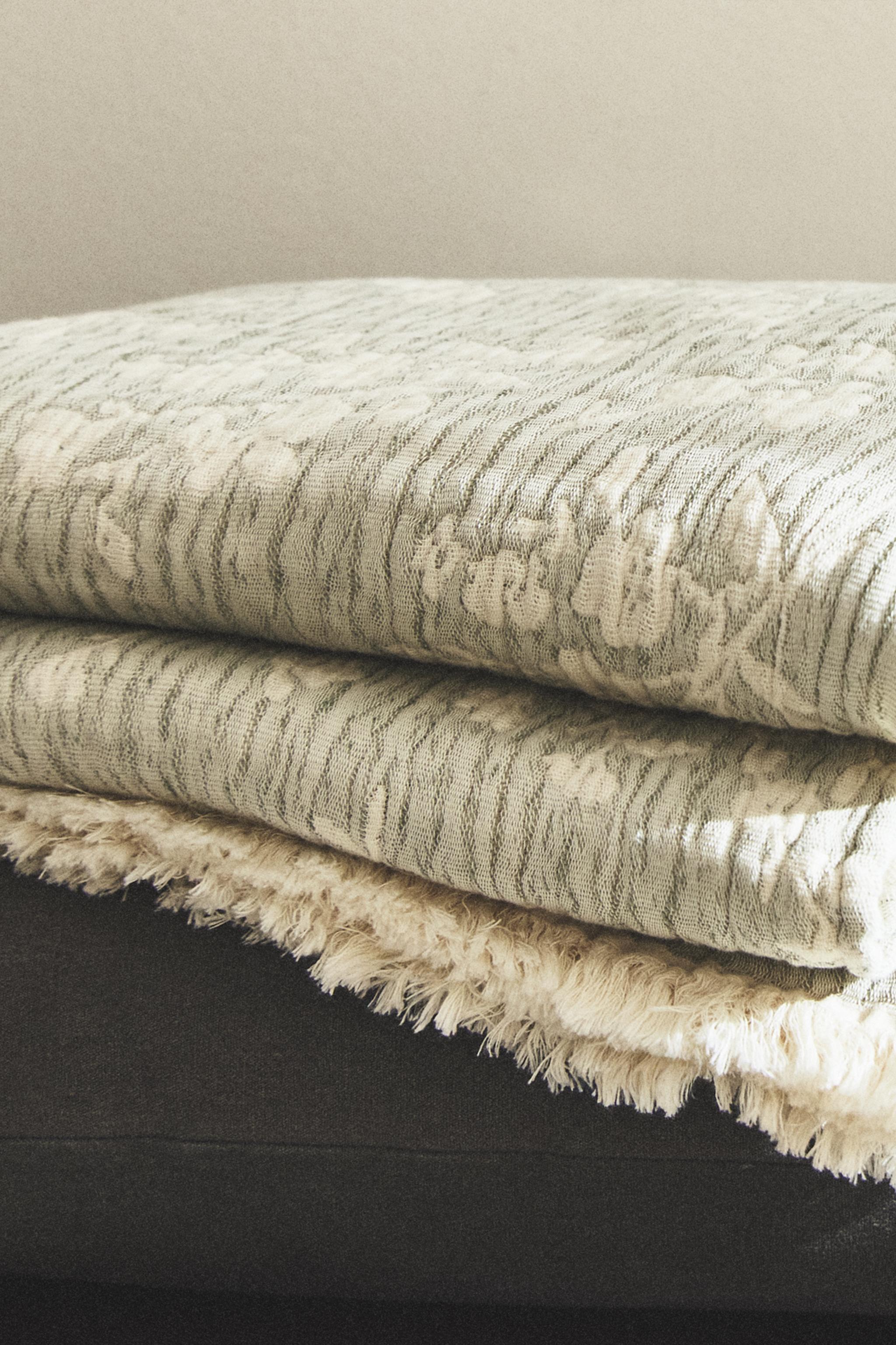 FLORAL JACQUARD BLANKET