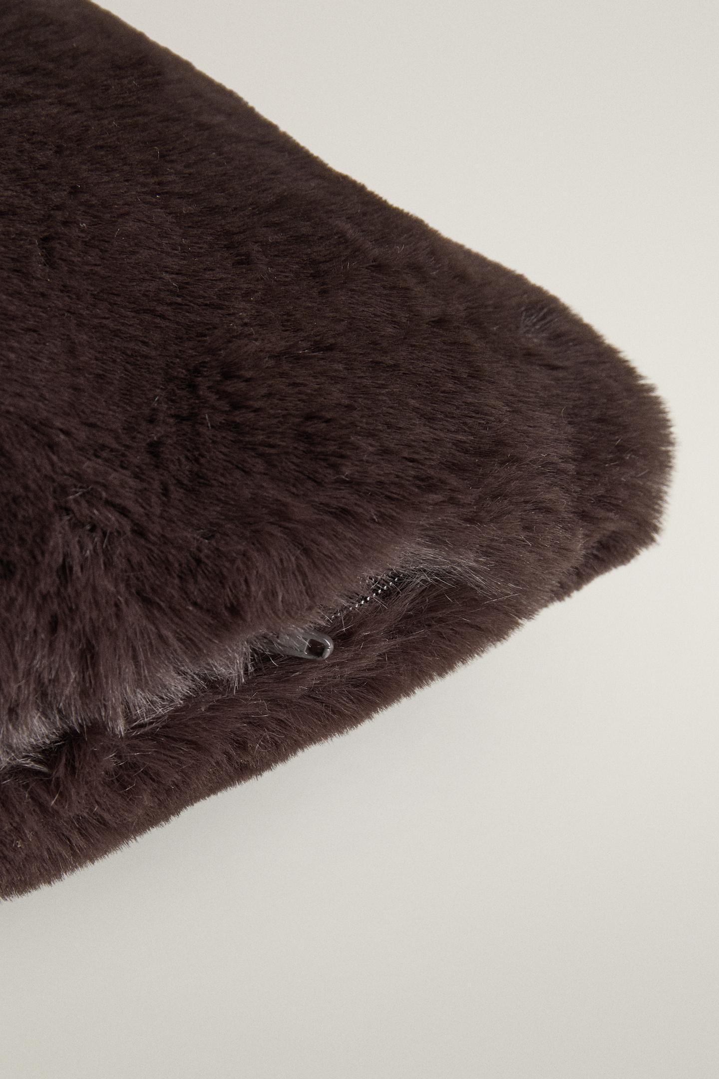 Женская подушка Zara Short Faux Fur Throw Pillow Cover, цвет: Тёмный коричневый — фото 4