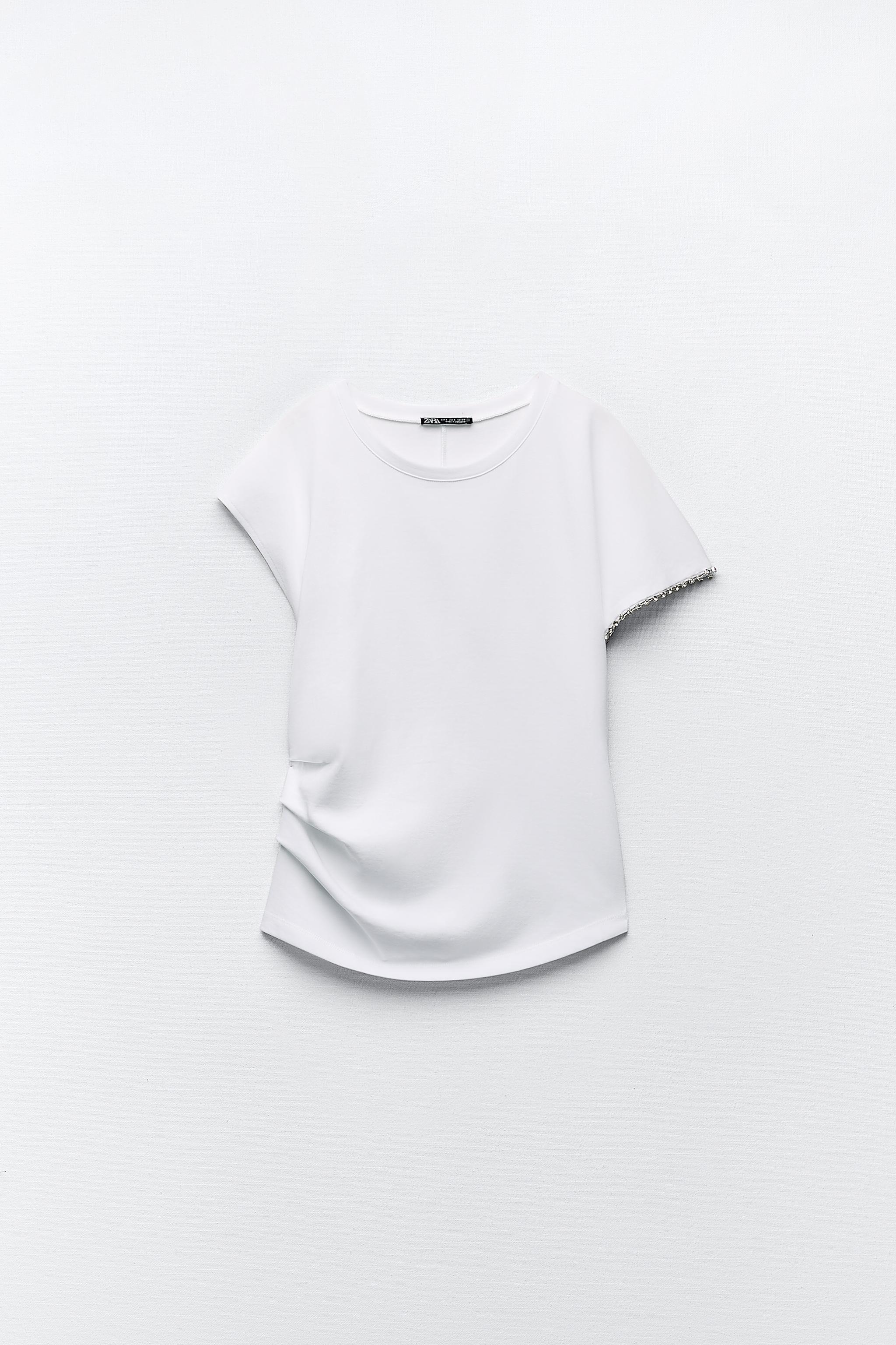 CAMISETA COM DETALHE FRANZIDO E JOIA - Branco