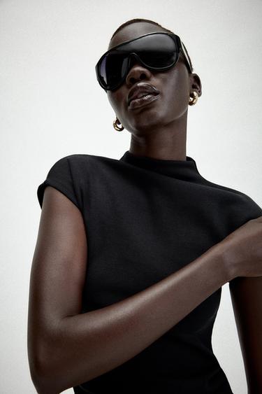 TOP CUELLO ALTO - Negro de Zara