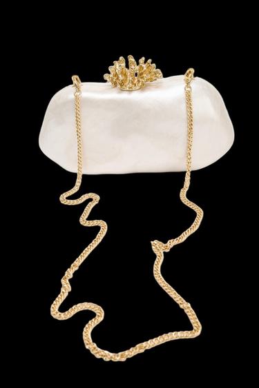 CLUTCH DETALLE METÁLICO - blanco de Zara