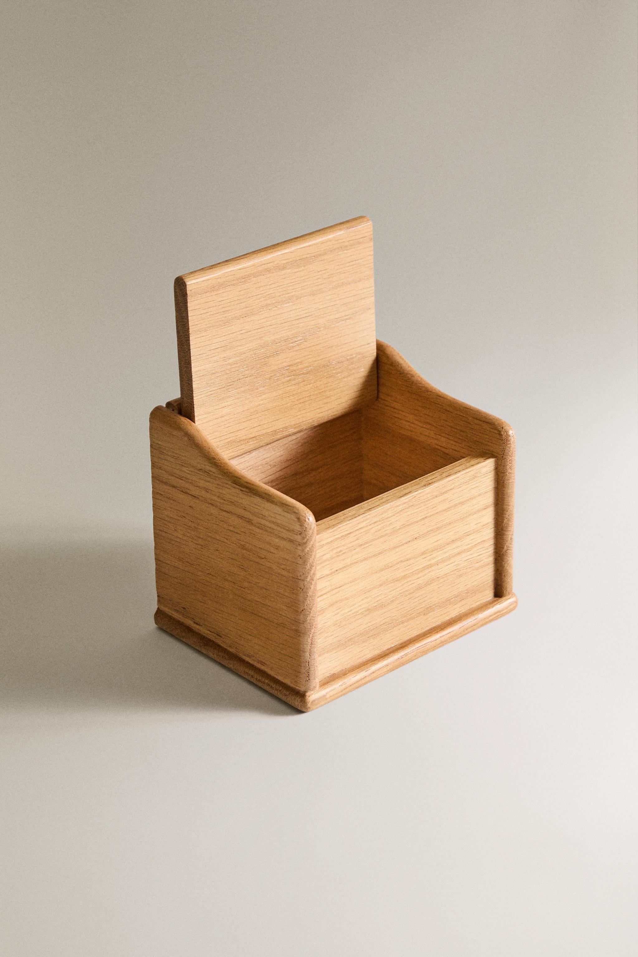 OAK WOOD SALT SHAKER WITH LID — Light brown