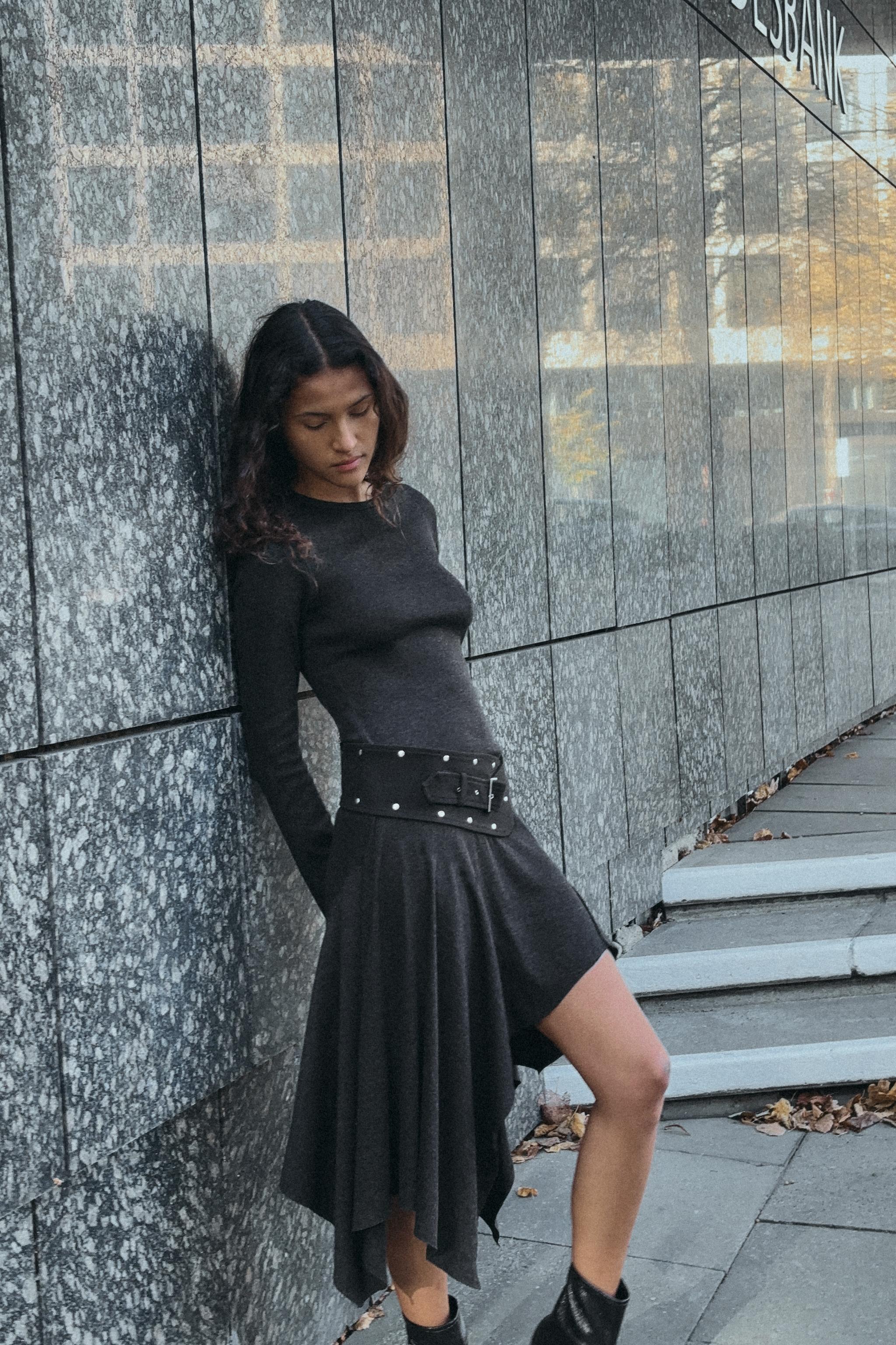 ROBE MI-LONGUE ASYMÉTRIQUE