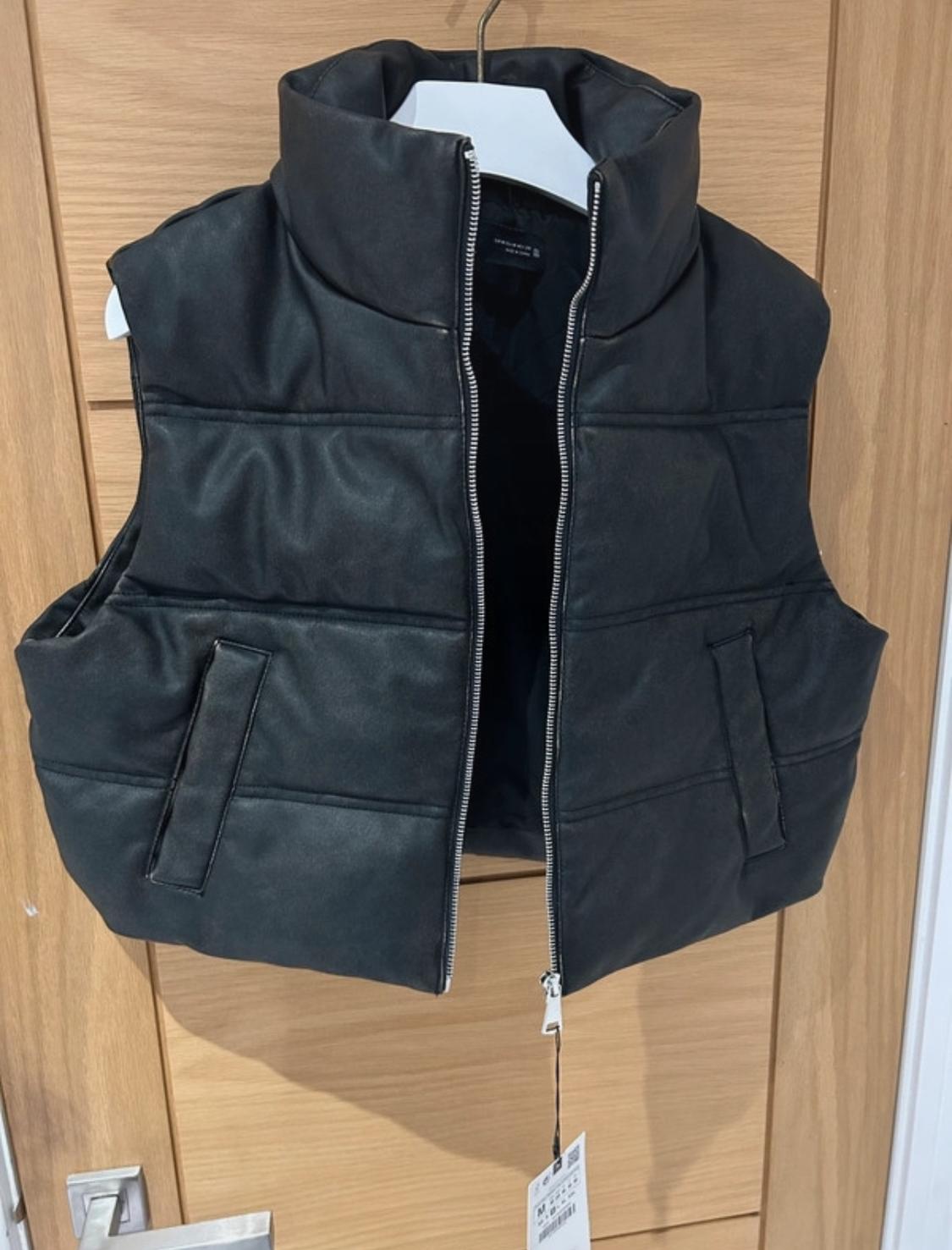 LEATHER EFFECT SHORT PUFFER GILET - Image 3