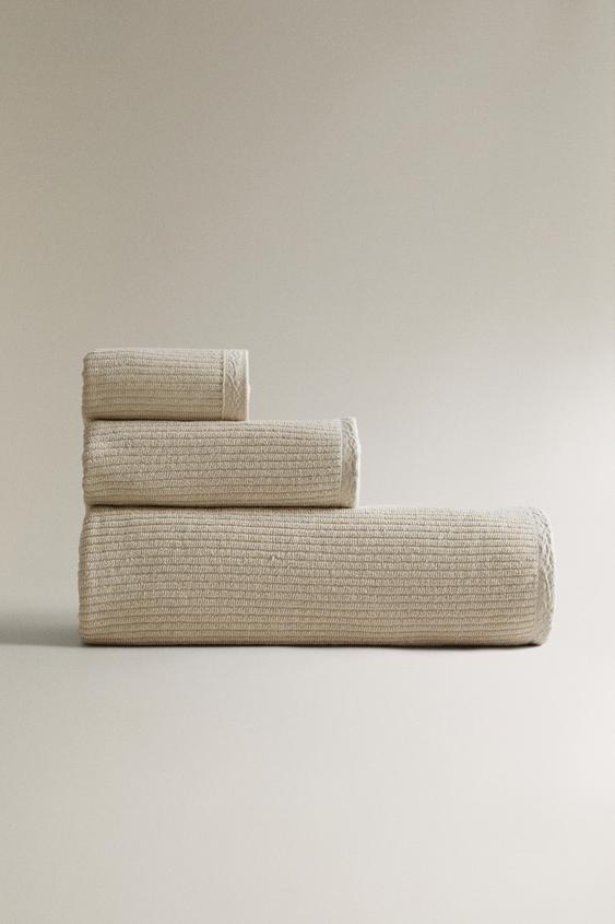 Zaras BADHANDDUK MED STRUKTUR - Ljust beige - Bild 0