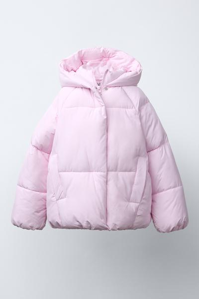 Frontansicht einer rosa gesteppten Jacke mit Kapuze, verdecktem Reißverschluss, Vordertaschen und elastischem Saum.