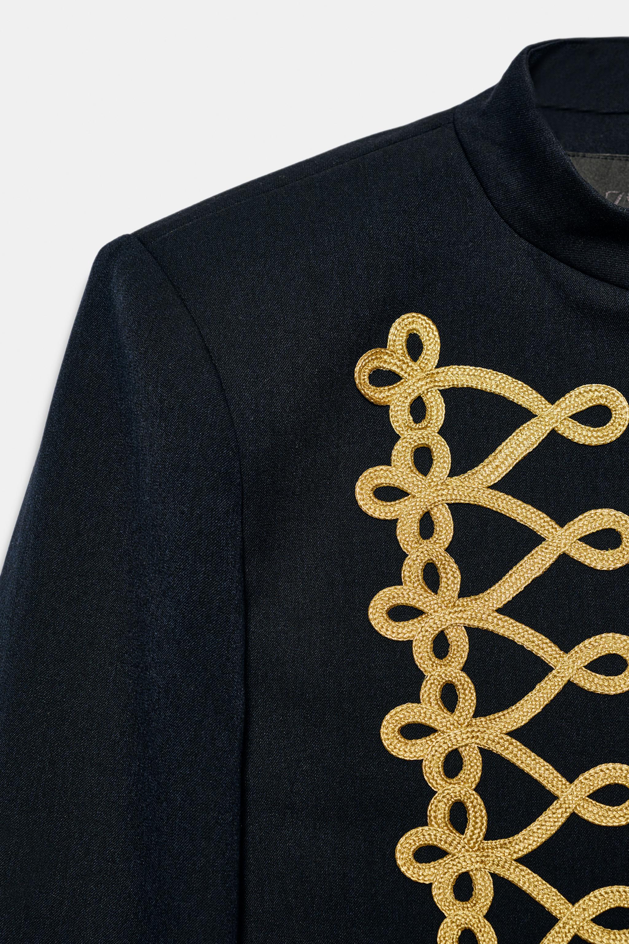 VESTE COURTE À BRANDEBOURGS