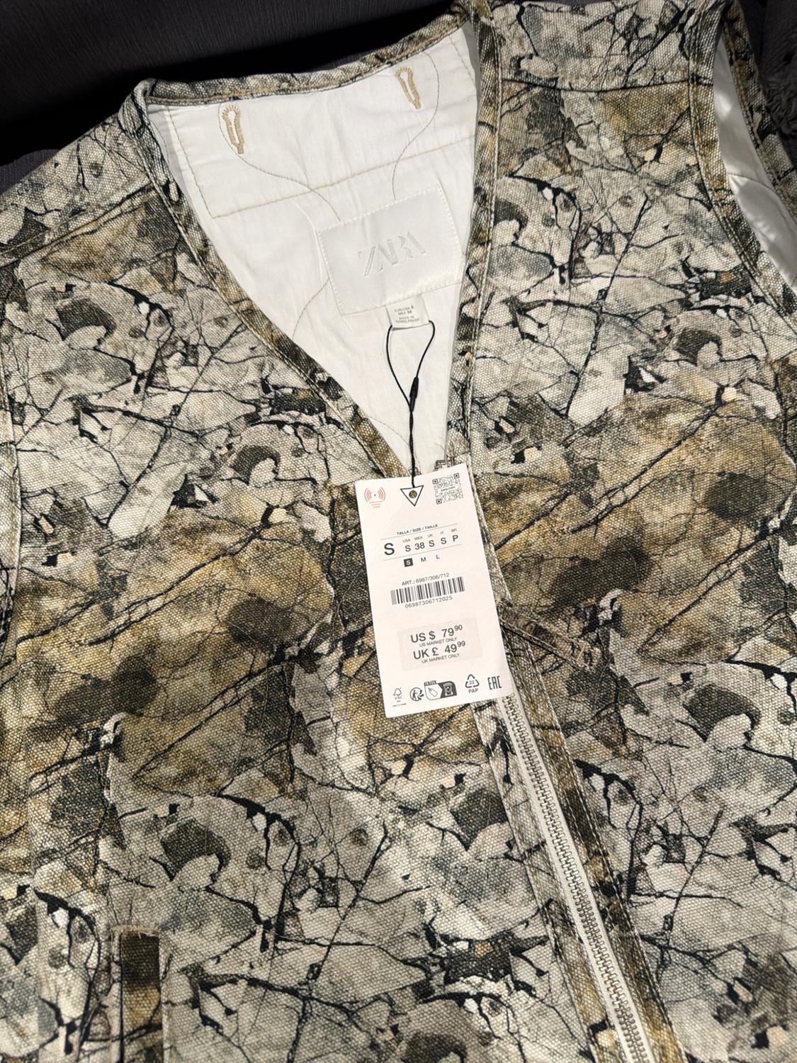 ABSTRACT PRINT QUILTED VEST - Image 2