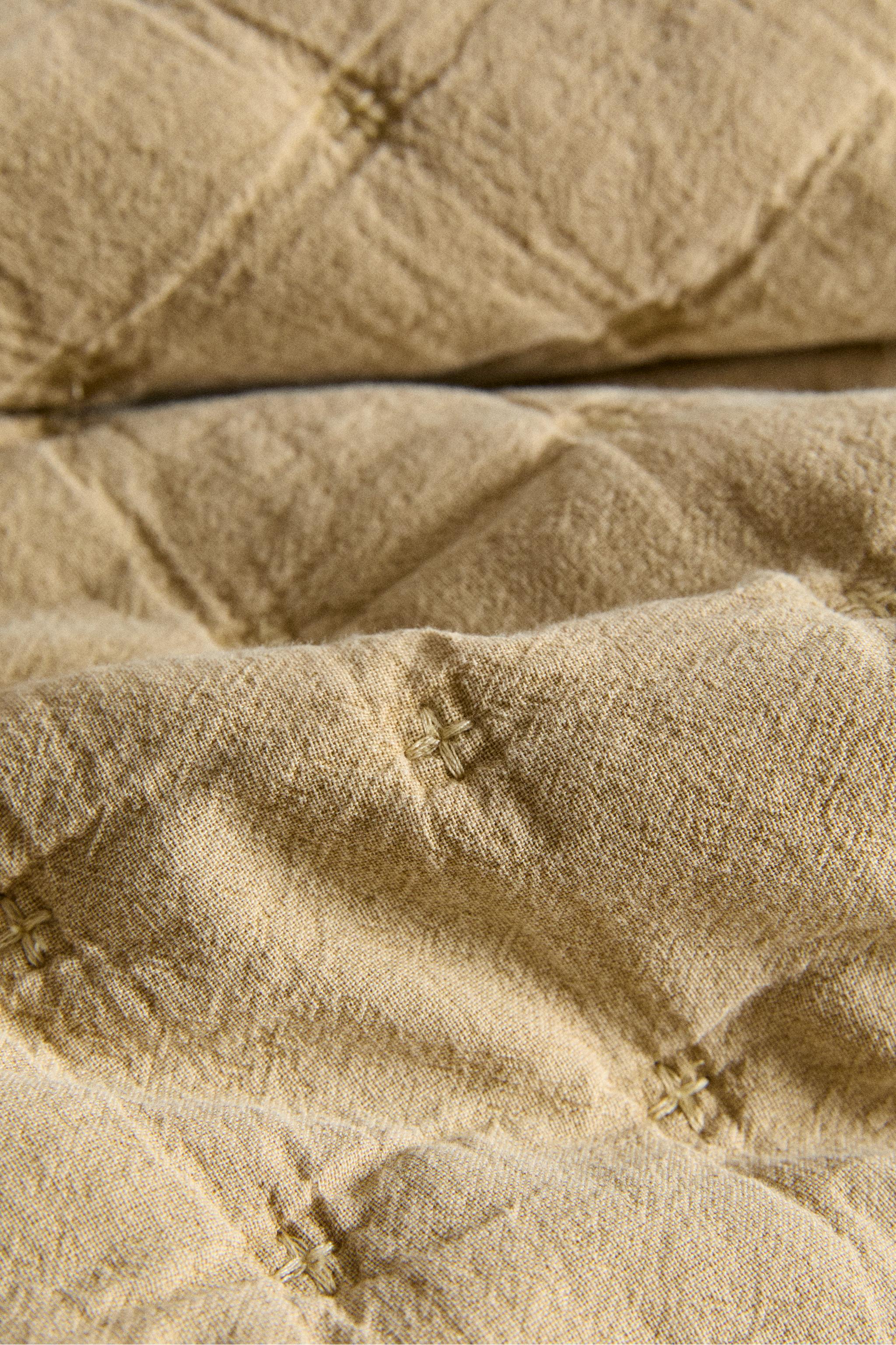 EMBROIDERED COTTON QUILT