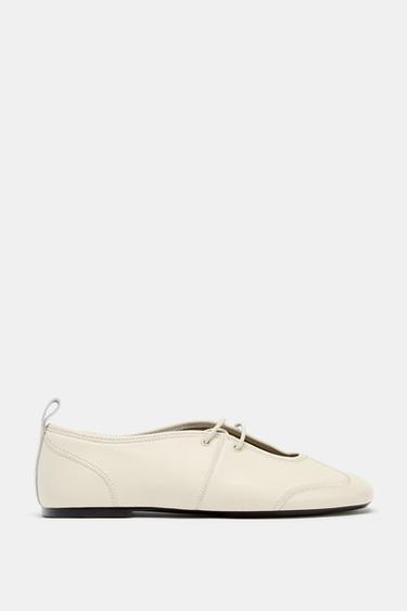 BALLERINAS AUS LEDER MIT STEPPNÄHTEN - Weiß von Zara