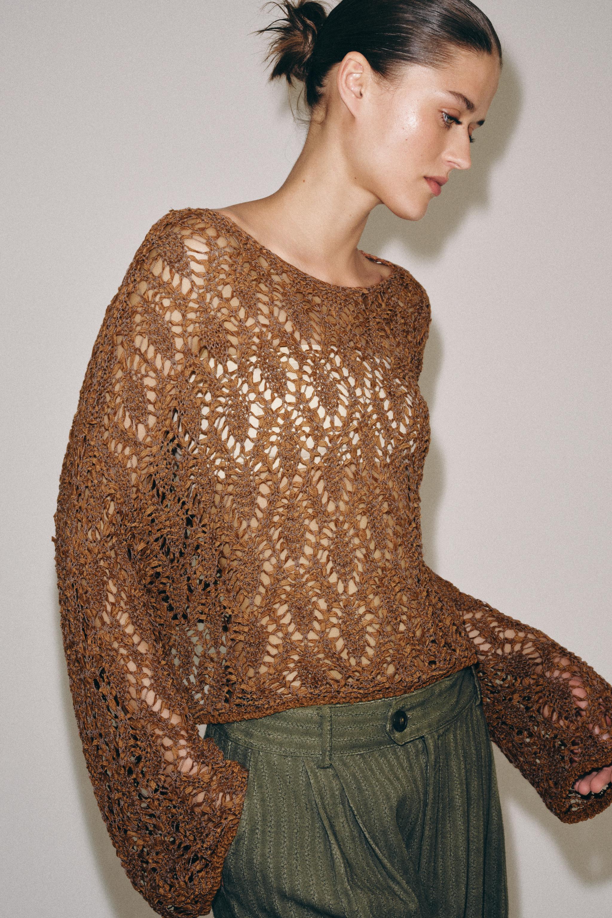 PULL EN MAILLE AJOURÉE À MANCHES ÉVASÉES