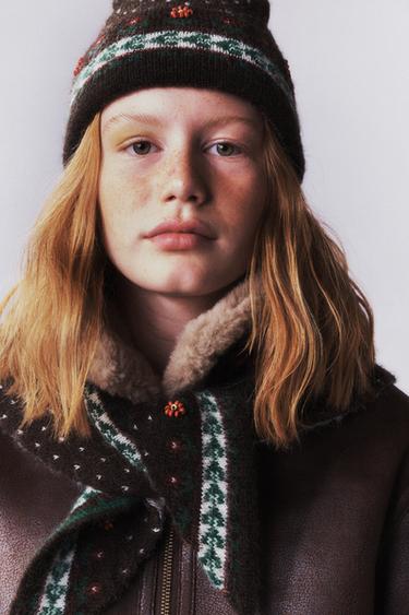 GORRO PUNTO JACQUARD FLORES Y ABALORIOS - Marrón de Zara