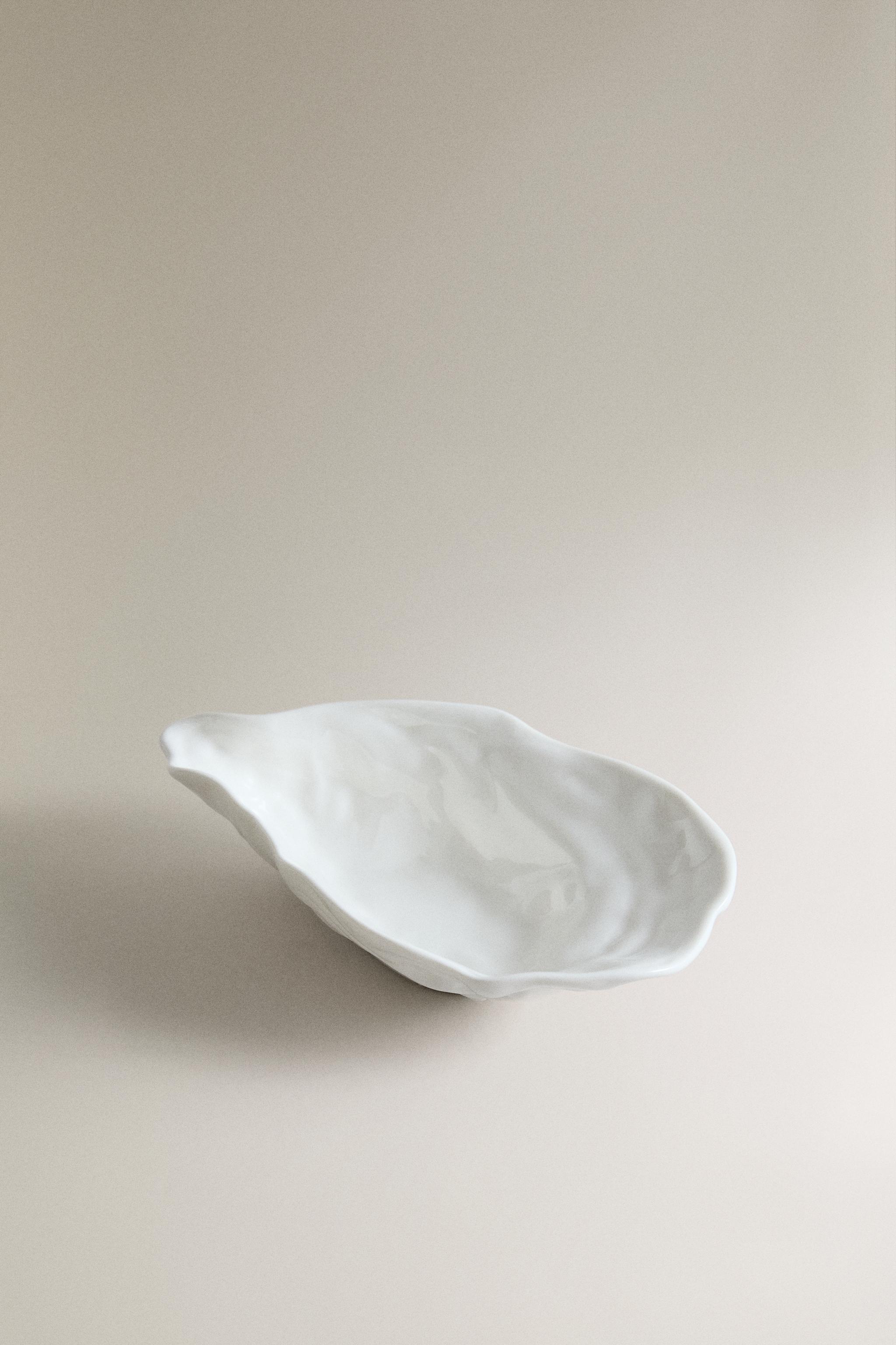 SMALL PORCELAIN SHELL SERVING DISH — White