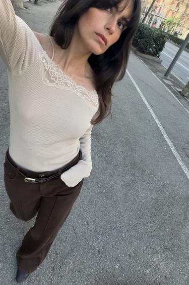 T-SHIRT EN MATIÈRES VARIÉES ÉPAULES DÉNUDÉES - Beige clair de Zara