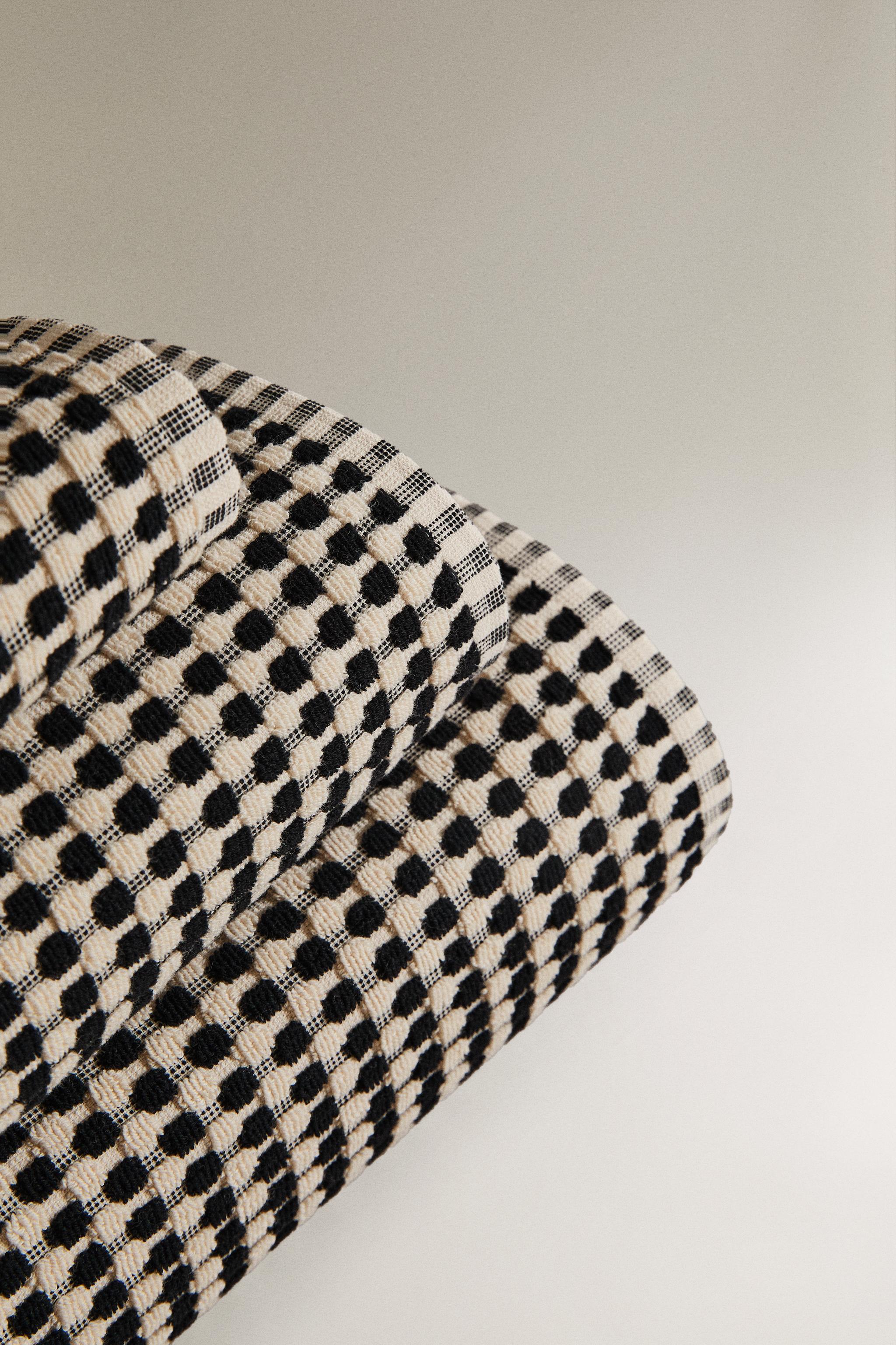 TEXTURED COTTON BATH TOWEL