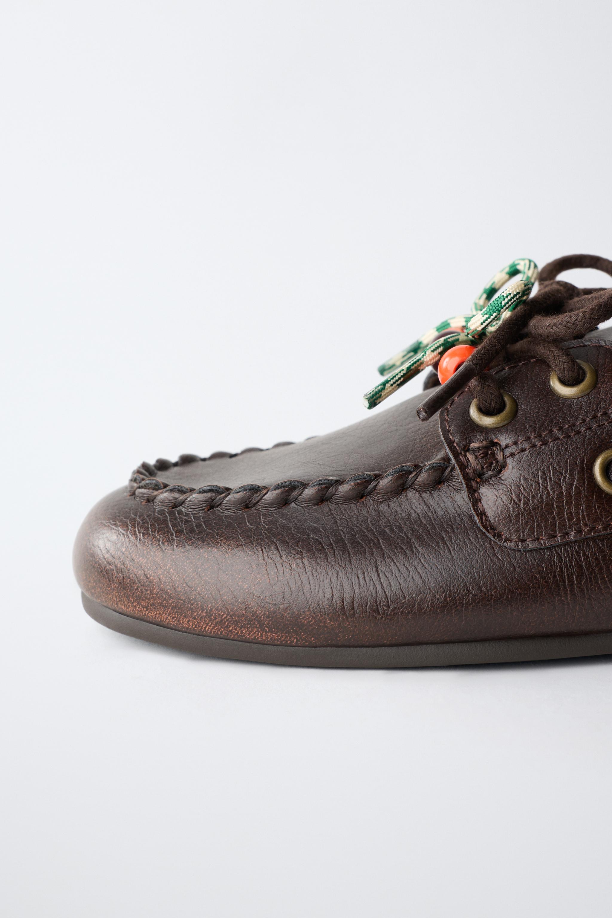 LACE-UP BOAT SHOES
